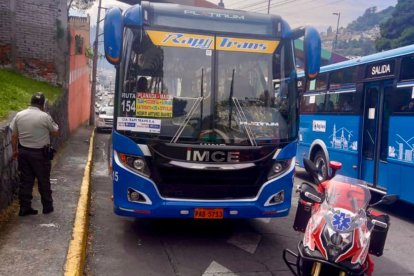 El sujeto fue expulsado de la unidad. Cuando la víctima se subía  nuevamente, el tipo lo atacó por la espalda.