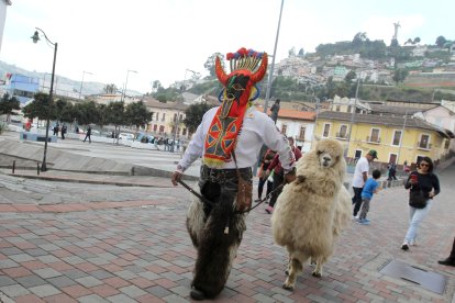 Los fines de semana caminan desde la avenida 24 de Mayo hasta la calle Sucre para trabajar.