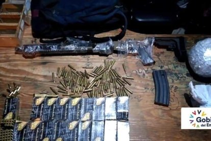 En un operativo se logró decomisar una maleta con fusiles y municiones.