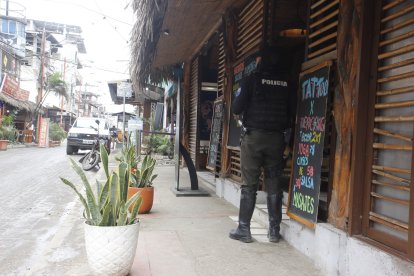 La policía resguarda el hotel donde ocurrió el asesinato de la peruana Sandra Villena Manrique.