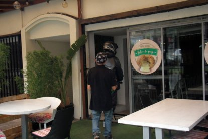 A pesar del miedo que generan estas amenazas, los dueños y trabajadores de restaurantes siguen laborando.