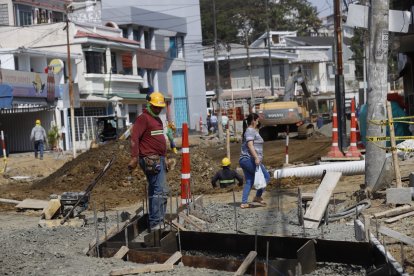 Los propietarios de locales están preocupados porque su facturación ha bajado debido a la poca presencia de clientes por las calles rotas.