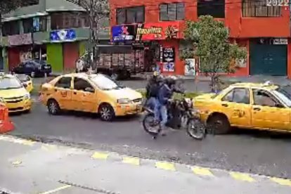 Momento en el que los choros huyen luego de robar a su víctima, en Solanda.