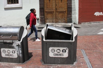 Algunos de los contenedores están rotos y con mal olor.