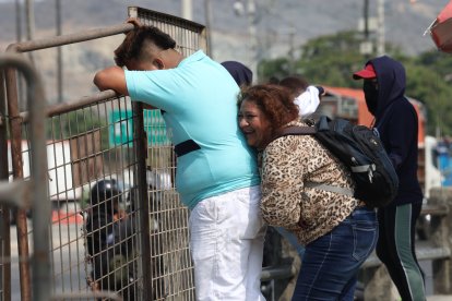 En los exteriores de la Penitenciaría del Litoral familiares de privados de libertad llorando pedían que no se  realice el traslado de los reclusos.
