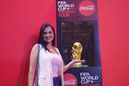 Los aficionados al fútbol salieron felices con su foto junto a la Copa del Mundo.