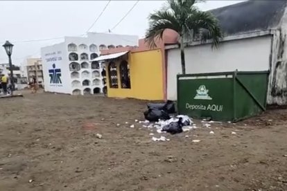 En una transmisión en vivo de un medio digital local se mostró el lugar en el que habría explotado el artefacto en el cementerio de Santa Rosa.