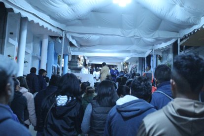 La velada en el cementerio de Pomasqui empieza con una misa.