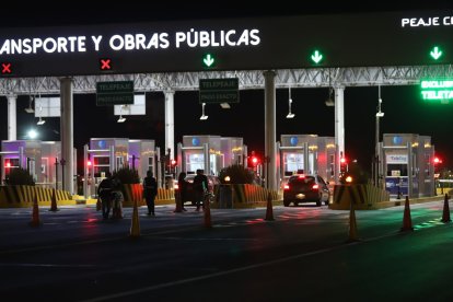 Los vendedores en el peaje de la vía a la Costa afirmaron que las ventas están iguales.