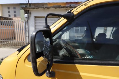 El espejo del retrovisor sufrió las consecuencias de la explosión cerca de la empresa pública de energía eléctrica.