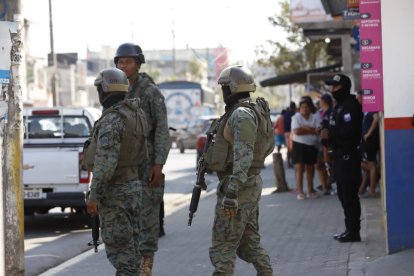 Personal de Policía Nacional y Fuerzas Armadas custiodaban los alrededores del supermercado atacado.