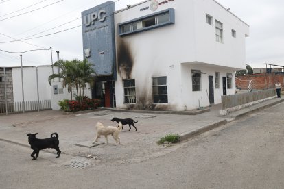 En esta UPC ubicada en la cooperativa Héctor Cobos lanzaron una bomba molotov.