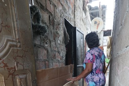 Esta moradora de la cooperativa 5 de Junio protegió la puerta y ventanas con cartones. En un local cerca de su casa estallaron un explosivo.