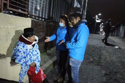 Los encargados del centro hablan con los padres de familia para que lleven a sus hijos.