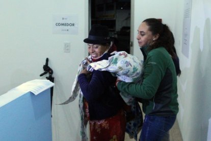 Las madres que laboran en el mercado cargan a sus pequeños en sus espaldas.