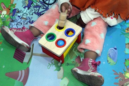 Los juegos ayudan a los chiquillos a acoplarse mientras sus padres laboran.