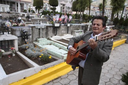 El cantautor colombiano brinda serenatas en La Magdalena desde el 2020.