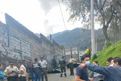 El cuerpo de la mujer fue encontrado por la Policía en el pasaje Primero de Mayo.