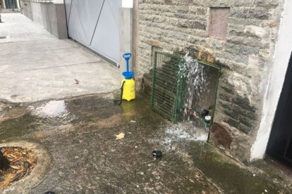 Además del costo del medidor, está el desperdicio del líquido vital durante horas.