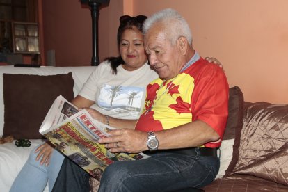 Los aficionados, en la previa, aprovecharon para leer el especial de EXTRA por la final.