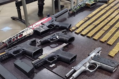 Las armas de fuego y municiones halladas en la cárcel.