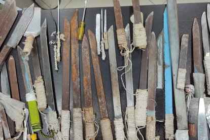 También encontraron objetos cortopunzantes.