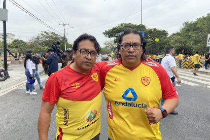 Los hermanos David y Ricardo Suquillo, hinchas de Aucas.