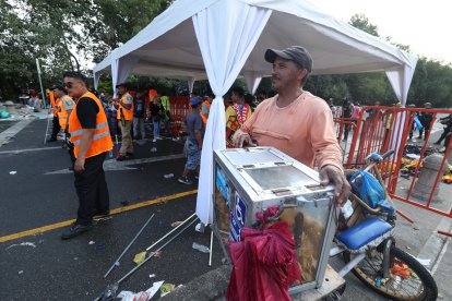 Ricardo Guido, a la espera que salgan los hinchas para vender sus ricos pasteles.