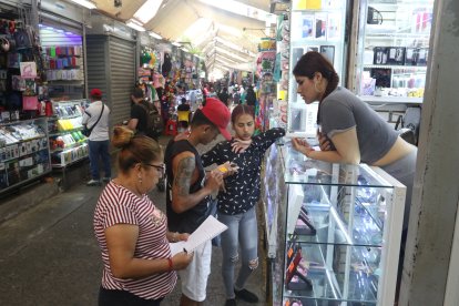 Los vendedores creen que en diciembre incrementarán los robos porque aumenta el flujo de personas.