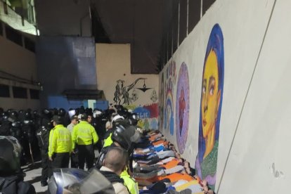 La policía realizó un operativo de requisa luego de controlar el enfrentamiento entre reos.