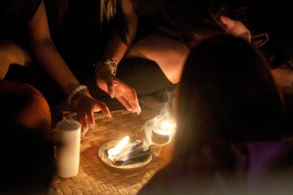 En el ritual se quemaron las cosas negativas en papeles negros.