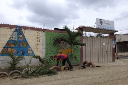 Los estudiantes de la Unidad Educativa Alejo Lascano reciben clases virtuales. Está cerrada.