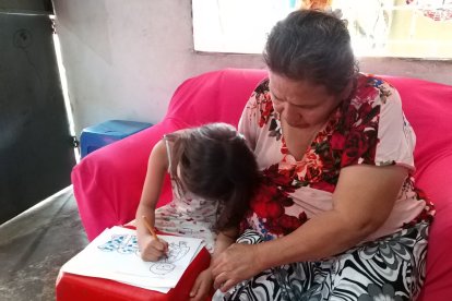 Cecilia Pincay ayuda a su hijo con las clases. “Pero no es fácil”, afirma.