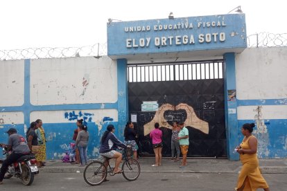 Padres retiran a sus hijos de las escuelas de la Isla Trinitaria.