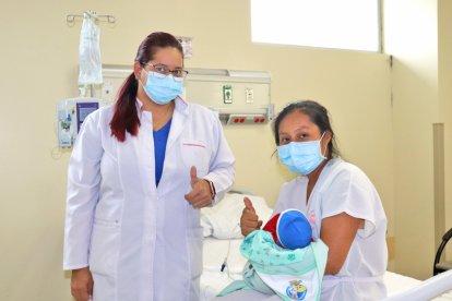 En el Hospital General José María Velasco Ibarra de Tena fueron atendidos Lizbeth y su niño.