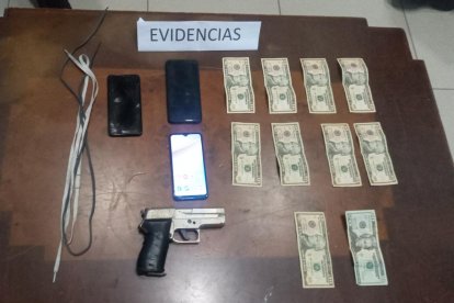 Las evidencias halladas en poder de los sospechosos.