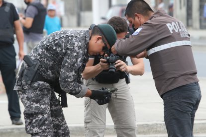 Los agentes, al notar que no corrían peligro, manipularon sin problema el objeto.