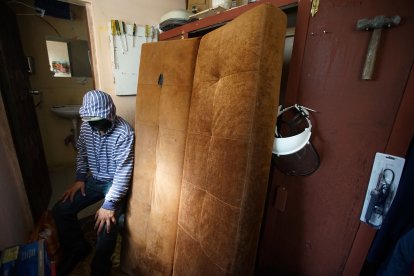 El hombre vive solo en un cuarto que arrienda en 30 dólares.