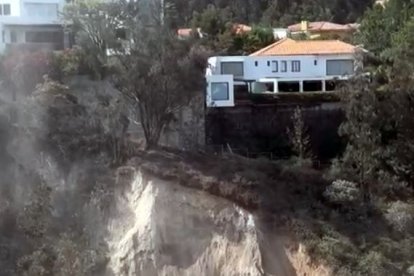 En Cumbayá se registró un gran deslizamiento de tierra. Aún se evalúa la situación.