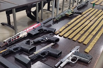 Varias de las armas y municiones halladas en la requisa.