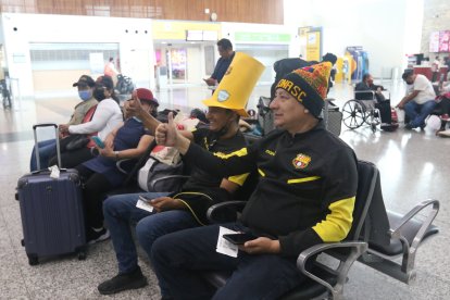 13-11-2022-Hinchas bacelonista se dirigen a quito al estadio a ver al idolo, esto sucedio en el aereopuerto