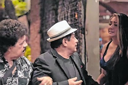 Karol Abad, interpreta en el videoclip a la Gringa falseta de Aladino y Gustavo Pacheco.