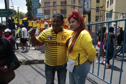 La cantante Azucena Aymara posa con un hincha. Ella fue a alentar a su querido Aucas.