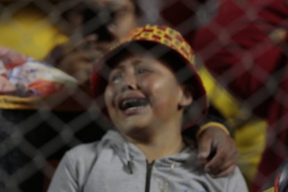 no de las hinchas más pequeños lloró de la emoción al ver a Aucas coronarse campeón.