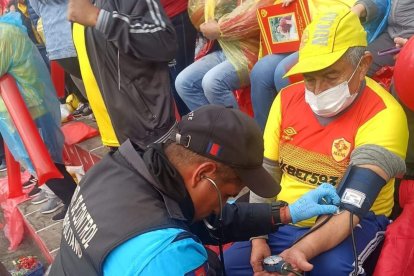 Varios aficionados necesitaron de asistencia médica durante el encuentro.