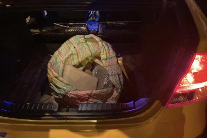 Un saco con sustancias sujetas a fiscalización fueron encontradas en la cajuela de uno de los taxis.