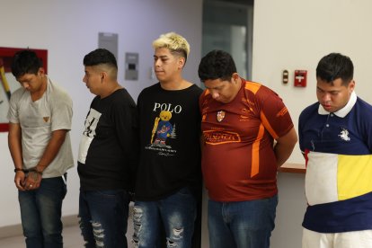 Los sospechosos fueron detenidos a una cuadra de donde se cometió el asesinato. Les encontraron una pistola y dos revólveres.