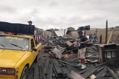 EN EL GUASMO NORTE EN EL SECTOR UNION CIVICA MAS CONOCIDO EL PAILON A LAS 23H45 SE PRODUJO UN INCENDIO EN UNA FABRICA DE MADERA 14 DE NOVIEMBRE DEL 2022 GUAYAQUIL-ECUADOR