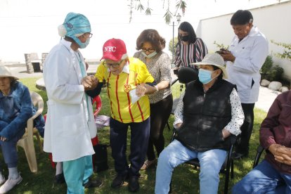 El hincha más longevo compartió     su alegría   con sus compañeros y cuidadores.