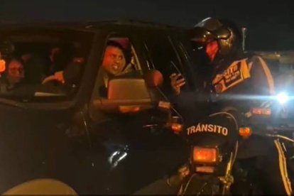 El técnico venezolano César Farías dejó el estadio del Aucas pasadas las 02:30.